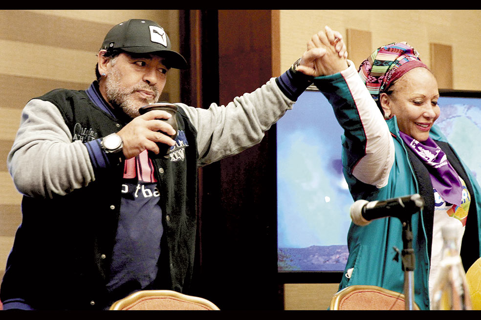 Diego Armando Maradona y Piedad Córdoba durante la rueda de prensa que dieron en el Hotel Marriot. EFE