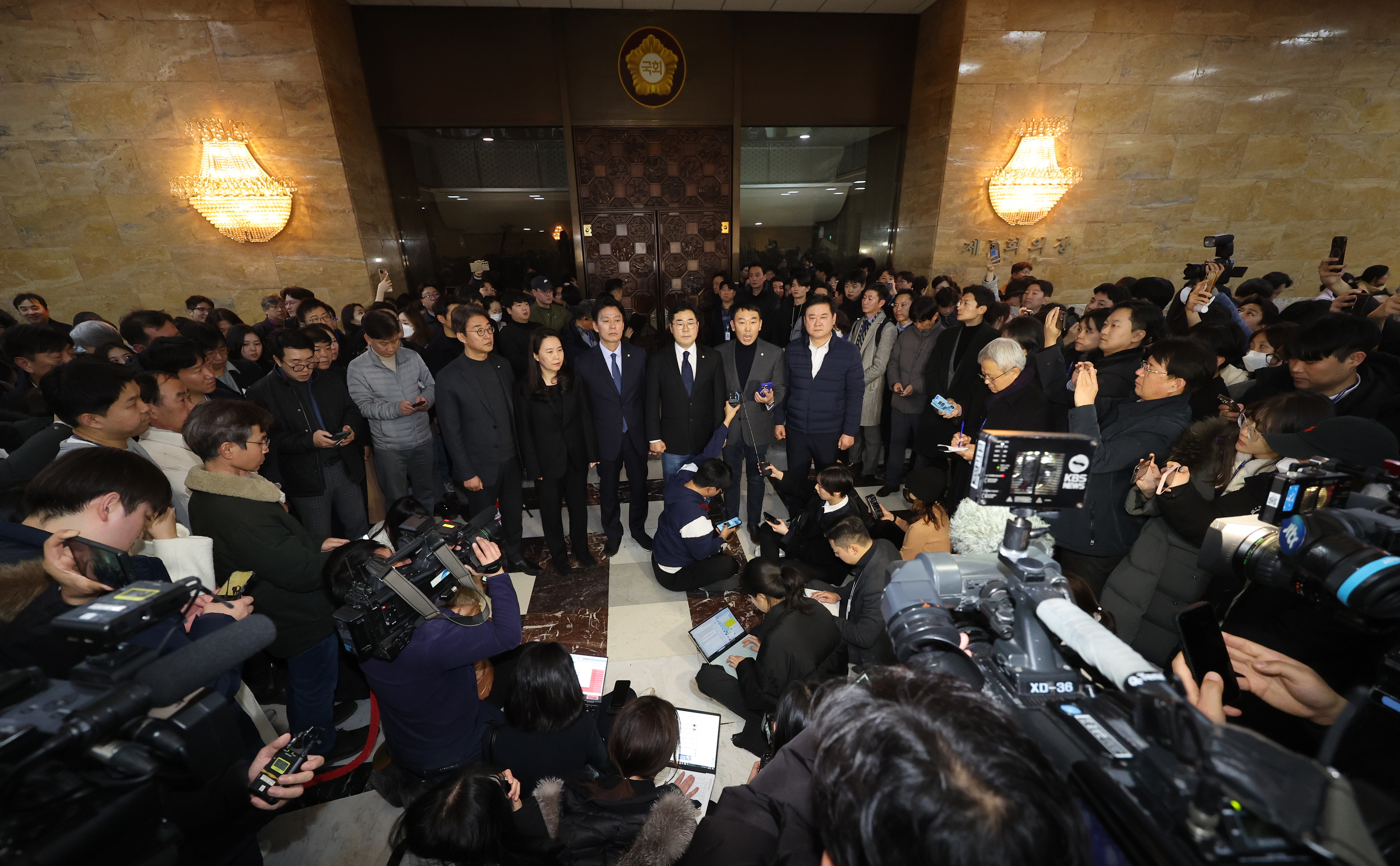 Seoul (Korea, Republic Of), 04/12/2024.- Floor leader of the main opposition Democratic Party Park Chan-dae (C) announces his stance at the National Assembly in Seoul shortly after an emergency plenary session of National Assembly passed a resolution urging the president to withdraw martial law in Seoul, South Korea, early 04 December 2024. President Yoon Suk Yeol had declared martial law on 03 December night, citing the need to root out pro-North Korean forces and uphold the constitutional order. (Corea del Sur, Seúl) EFE/EPA/YONHAP SOUTH KOREA OUT