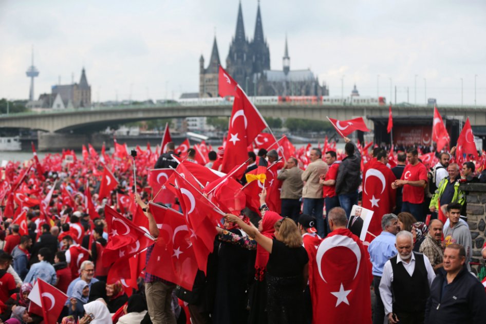 Los partidarios del presidente turco, Recep Tayyip Erdogan, asisten a una manifestación en Colonia, Alemania. / AFP