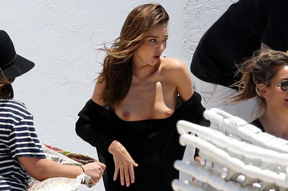 Miranda Kerr dejó ver de más después de que se le cayera la blusa