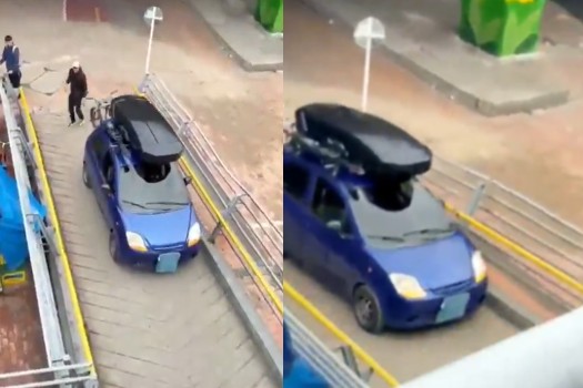 ¿A quién se le ocurre? Captan carro sobre un puente peatonal en Bogotá