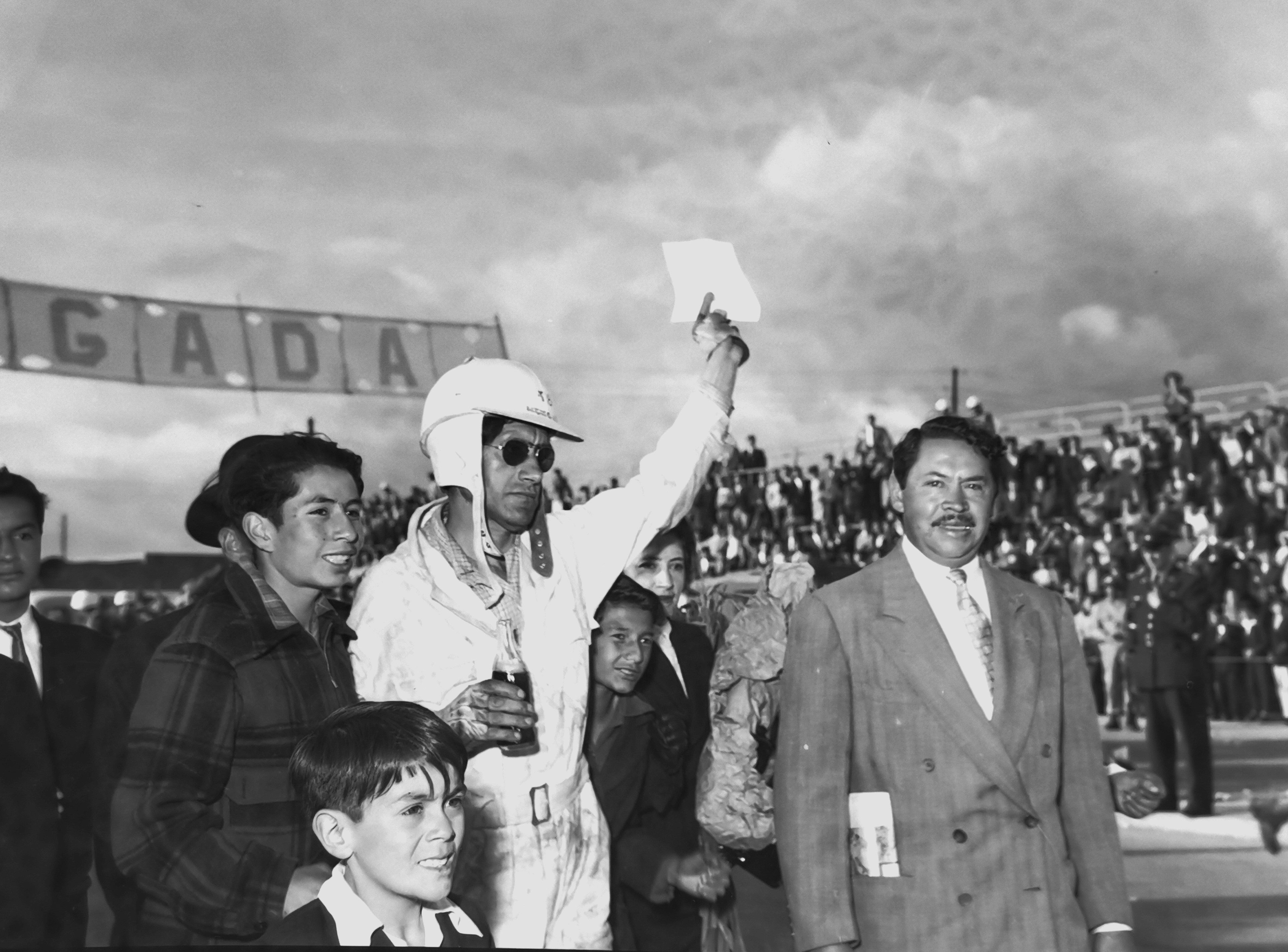 Luis Rafael 'Ganso' Garzón en la línea de llegada. (foto de agosto de 1954).
