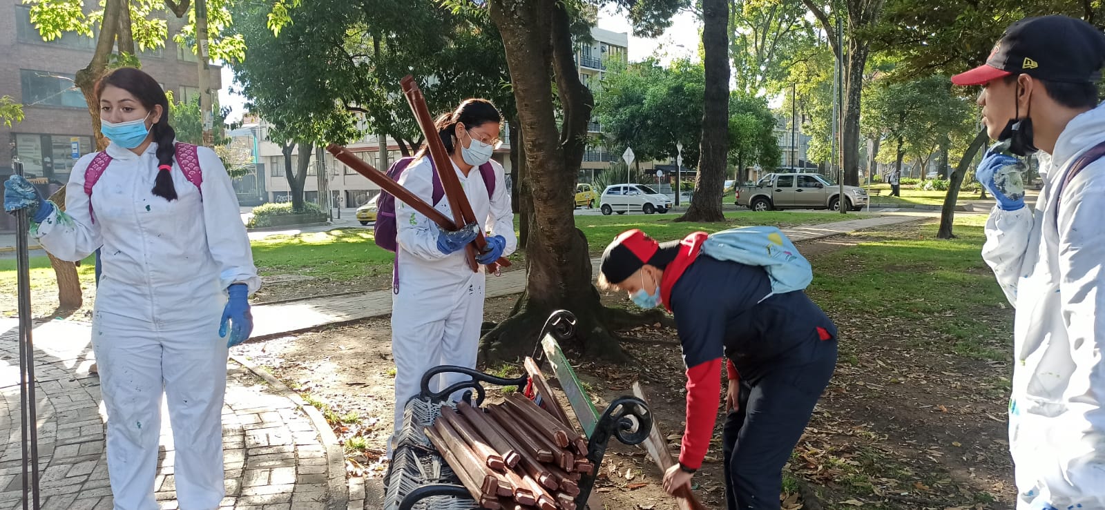 Jóvenes del Idipron reparan las sillas del Park Way en Bogotá