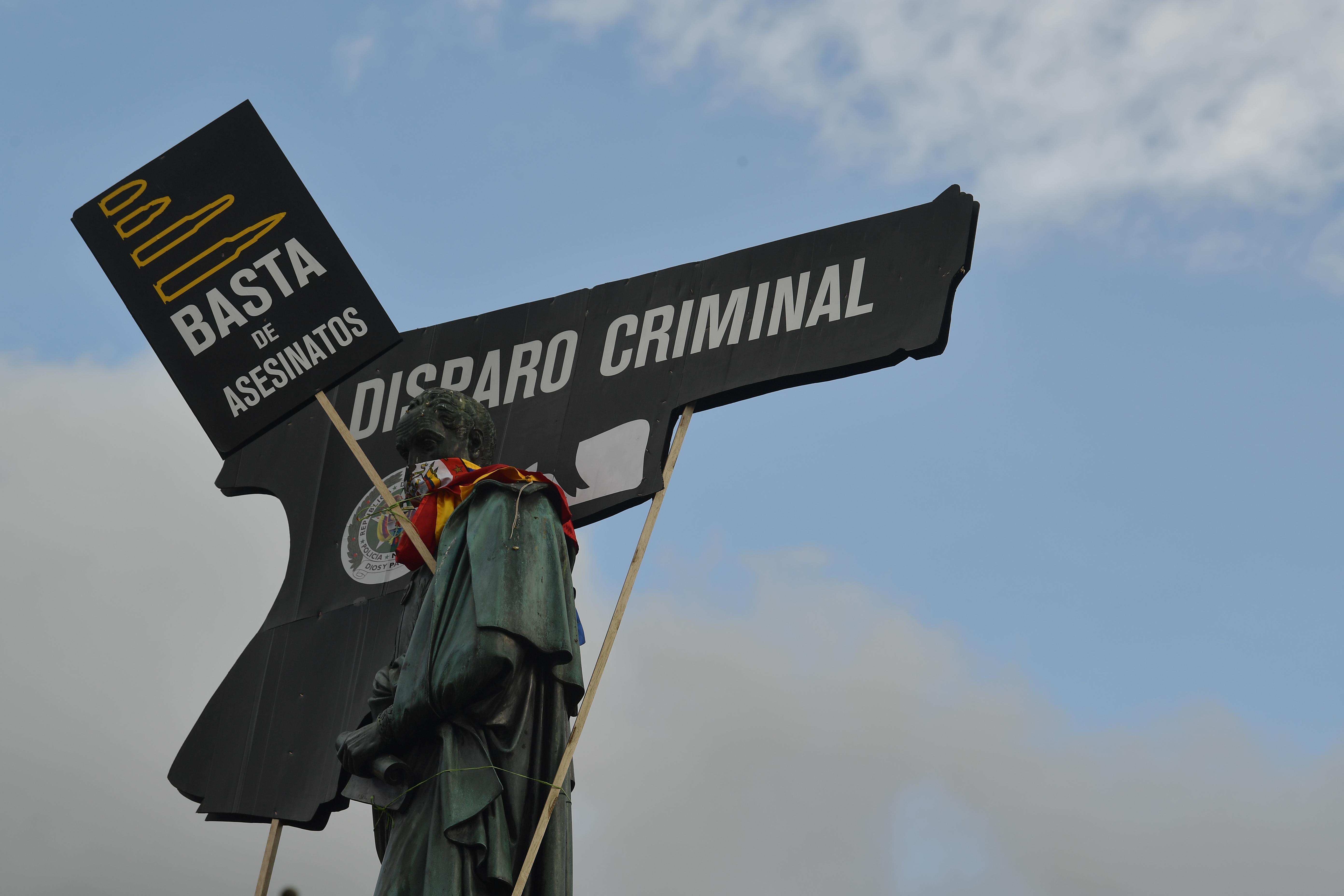 Manifestaciones convocadas por sindicatos, estudiantes y ciudadanos, los cuales se movilizaron desde el Parque Nacional, la carrera séptima hasta la Plaza de Bolívar, en pro de la paz, en rechazo del abuso policial y por el cese de violencia en el país.