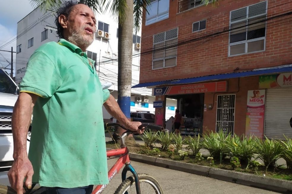 'Tomin' y su bicicleta en las calles de Carepa.