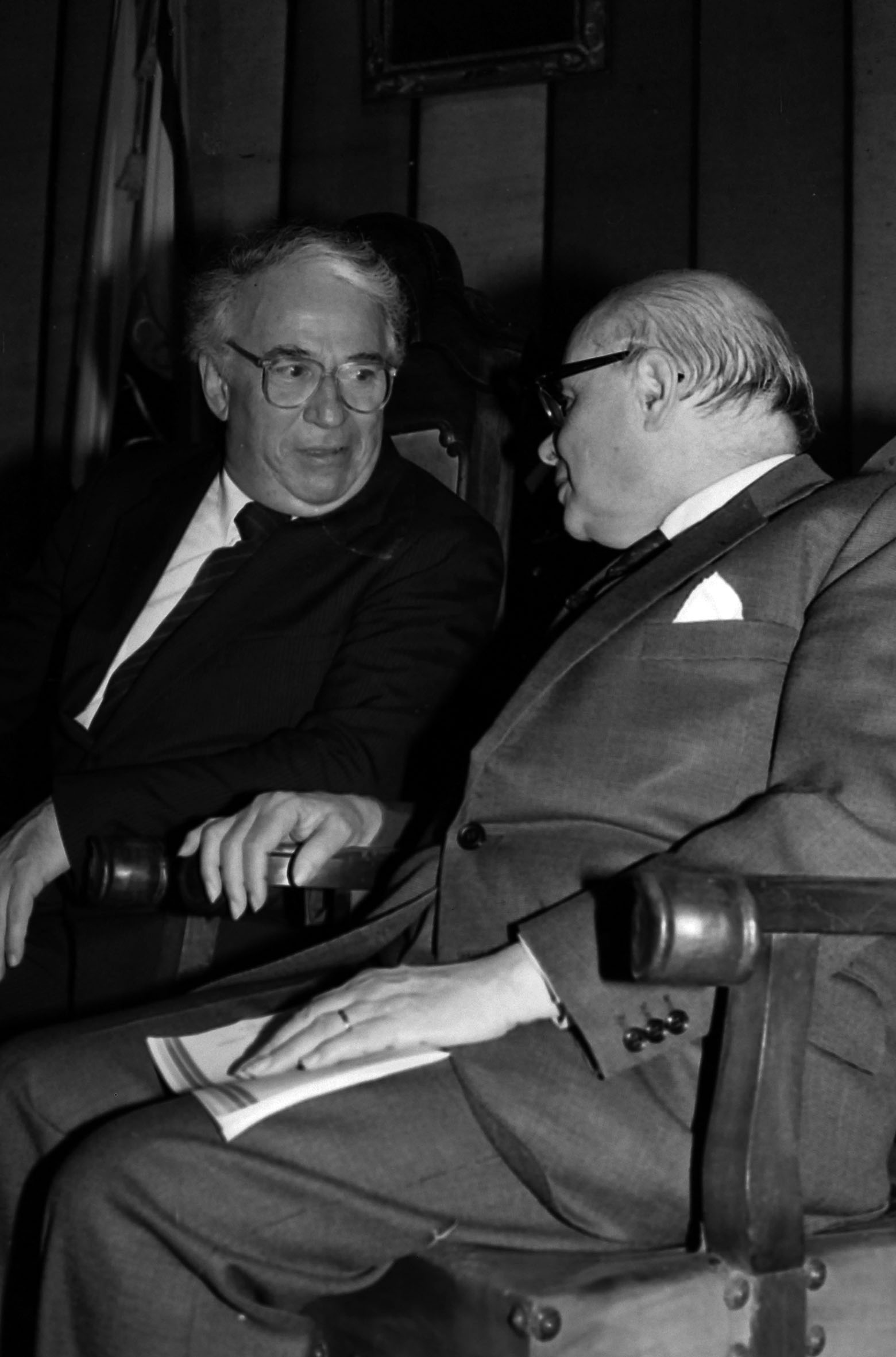 El tono conciliador fue una impronta de la segunda parte de la vida política de Belisario Betancur. En la foto está hablando con el expresidente liberal Carlos Lleras Restrepo.