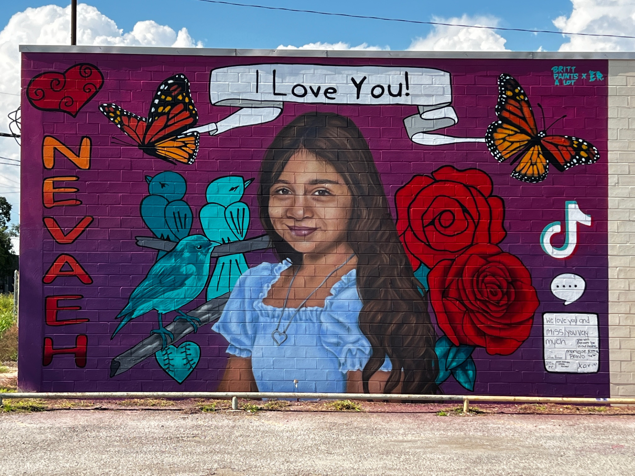 USA2934. UVALDE (TX, EEUU), 31/12/2022.- Fotografía cedida por el profesor de arte, Abel Ortiz Acosta, donde se muestra el mural que la artista Brittany "Britt" Johnson le dedicó a Nevaeh Alyssa Bravo, una de las 21 víctimas de la matanza en la Escuela Primaria Robb en Uvalde, Texas. Estados Unidos, el único país del mundo con más armas de fuego en circulación que habitantes, volvió a vivir un año con centenares de tiroteos múltiples. Pero fue una matanza en un colegio, la de Uvalde, la que empujó al Congreso a aprobar su ley de control más importante en treinta años. EFE/ Brittany "britt" Johnson Abel Ortiz Acosta SOLO USO EDITORIAL SOLO DISPONIBLE PARA ILUSTRAR LA NOTICIA QUE ACOMPAÑA (CRÉDITO OBLIGATORIO)