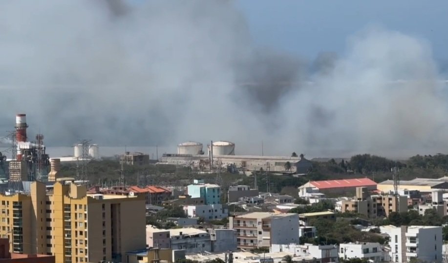 Nuevo incendio en isla Salamanca e isla 1972 cubrió Barranquilla de ceniza y humo