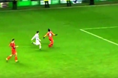 Increíble simulación de un jugador del Valencia en la Europa League juvenil