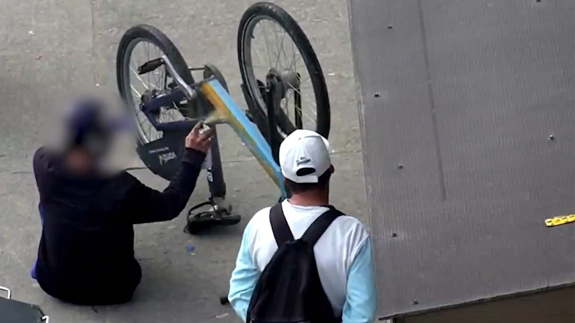 Robó una bicicleta y la pintó para evadir las autoridades, pero todo quedó grabado