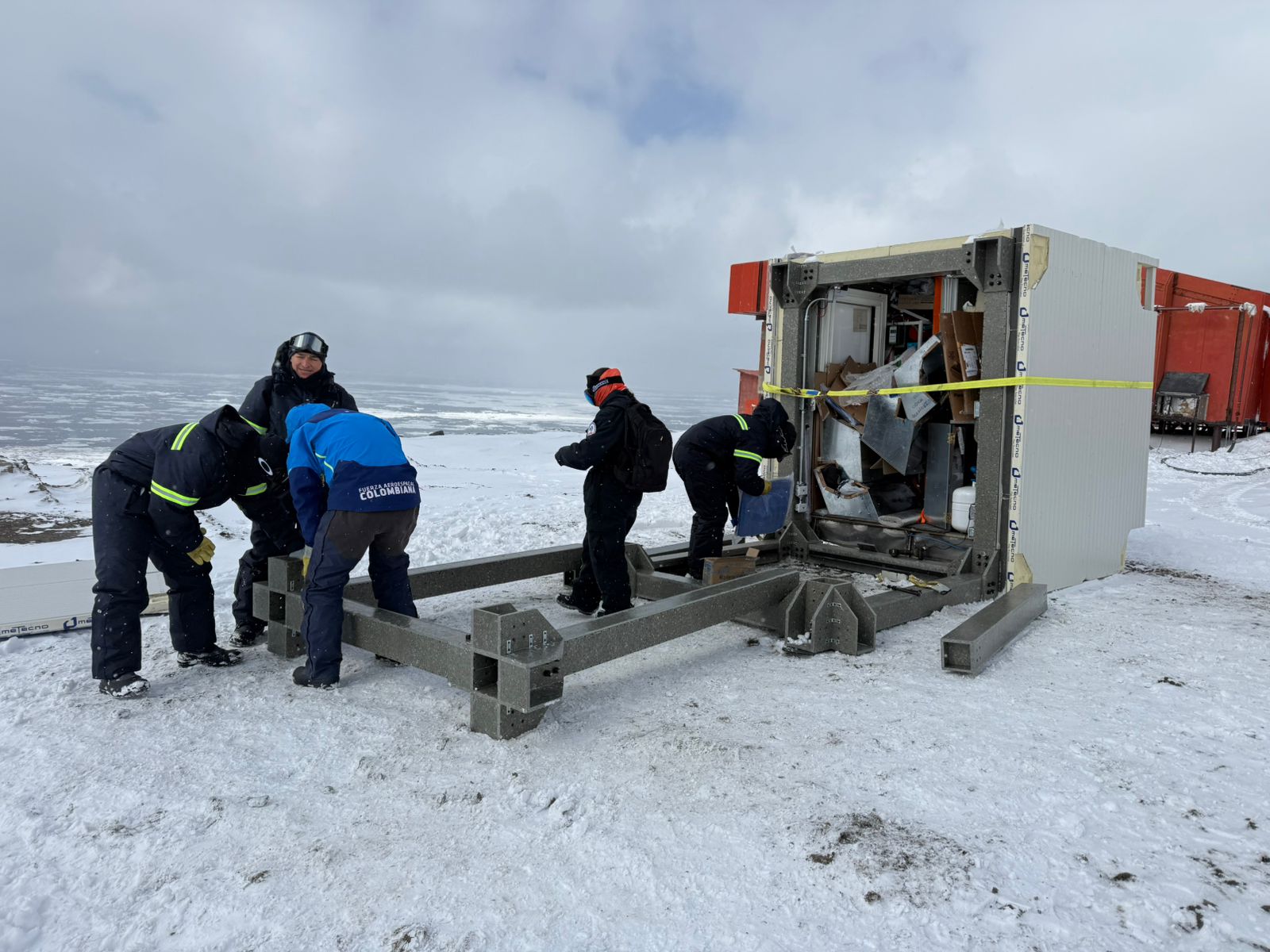 Instalación del HACAE. Ubicado en inmediaciones de la Base Antártida Conjunta Marambio, estación argentina. Foto: Mayor Estibenson Uribe, Fuerza Aeroespacial Colombiana
