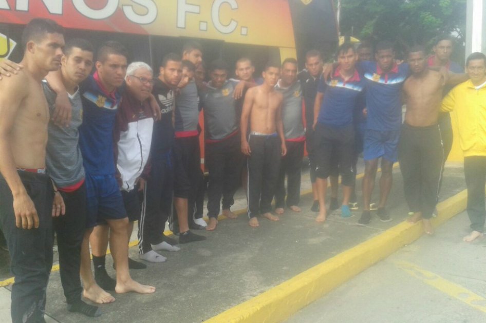 Retienen, asaltan y dejan descalzos a integrantes de equipo de fútbol venezolano