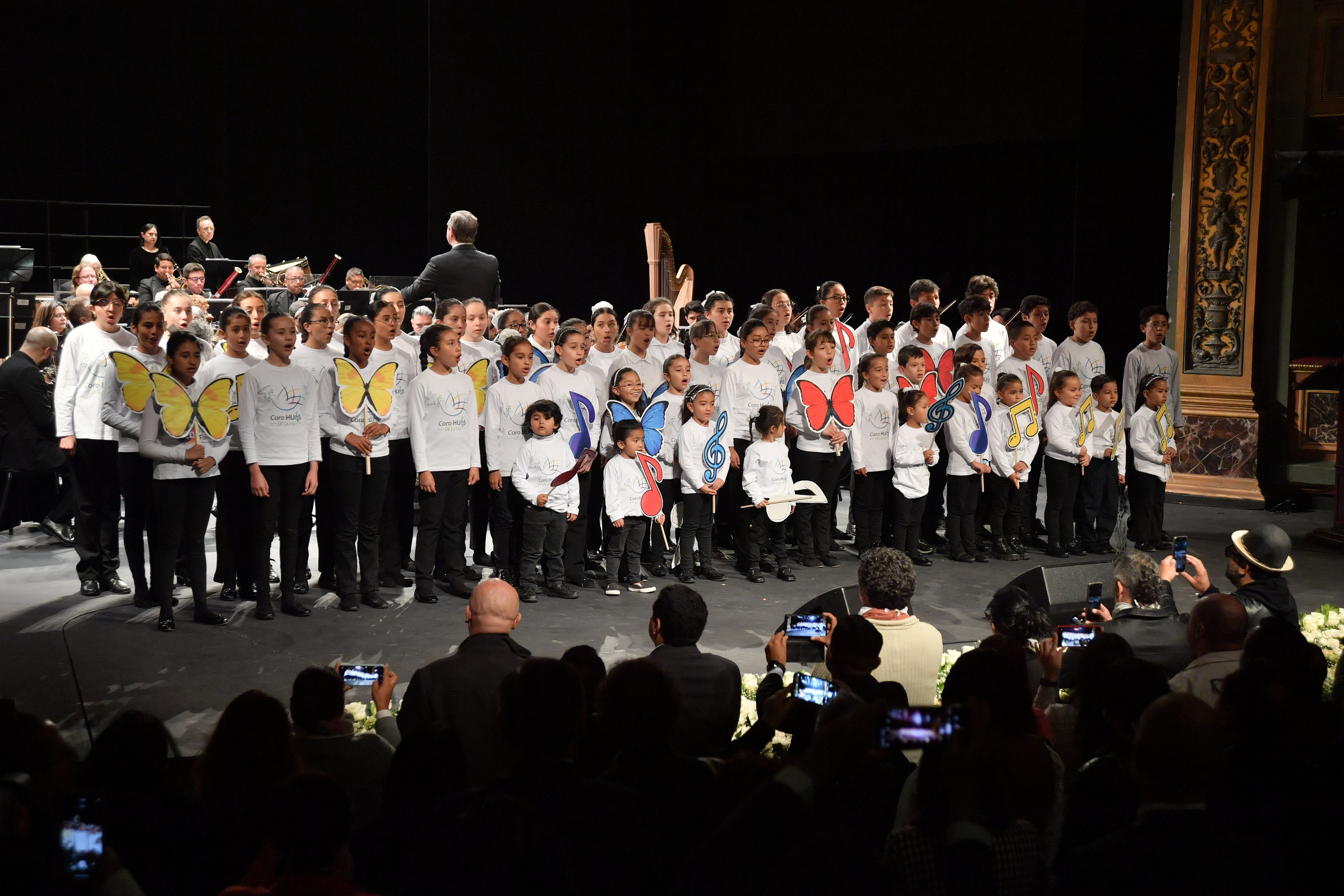 El coro Hijos e hijas de la Paz, junto con la Orquesta Filarmónica de Bogotá, abrió la conmemoración del sexto aniversario del Acuerdo de Paz.