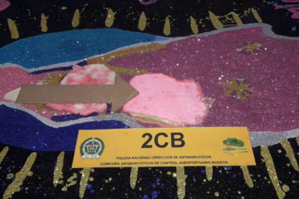 Incautan en aeropuerto de Bogotá 1.300 gramos de cocaína en un cuadro de la Virgen María