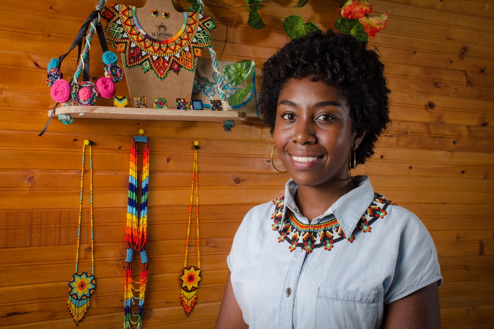 La familia Sobricama, de la comunidad embera, elabora collares de chaquiras para la tienda de Rosaura Hinestroza.  / Hans Fhilip