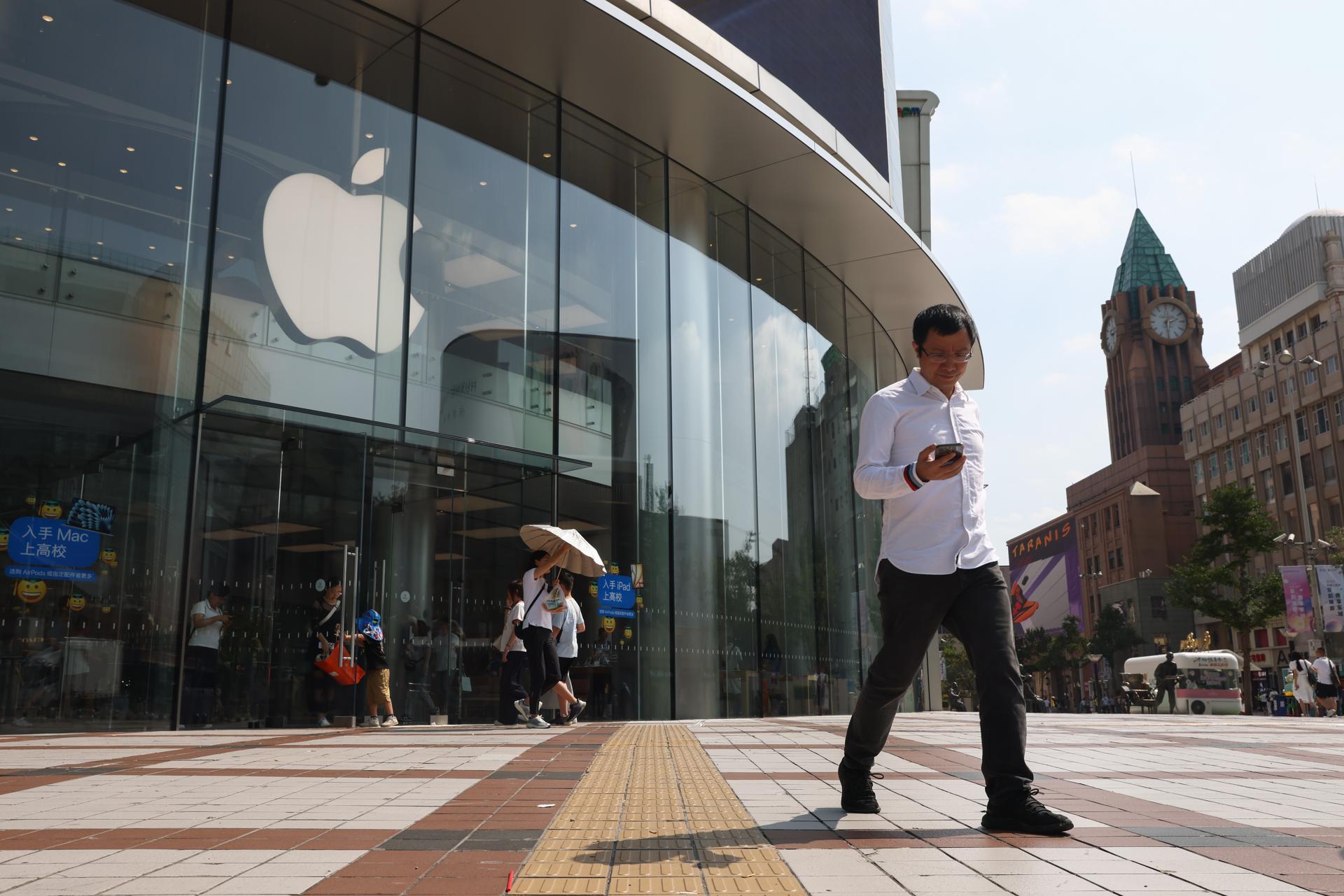 BEIJING (China), 11/08/2025.- People walk past an Apple store in Beijing, China, 11 August 2025. 12 August marks the deadline for the 90-day extension of the truce about the reciprocal tariffs between the US and China. EFE/EPA/WU HAO