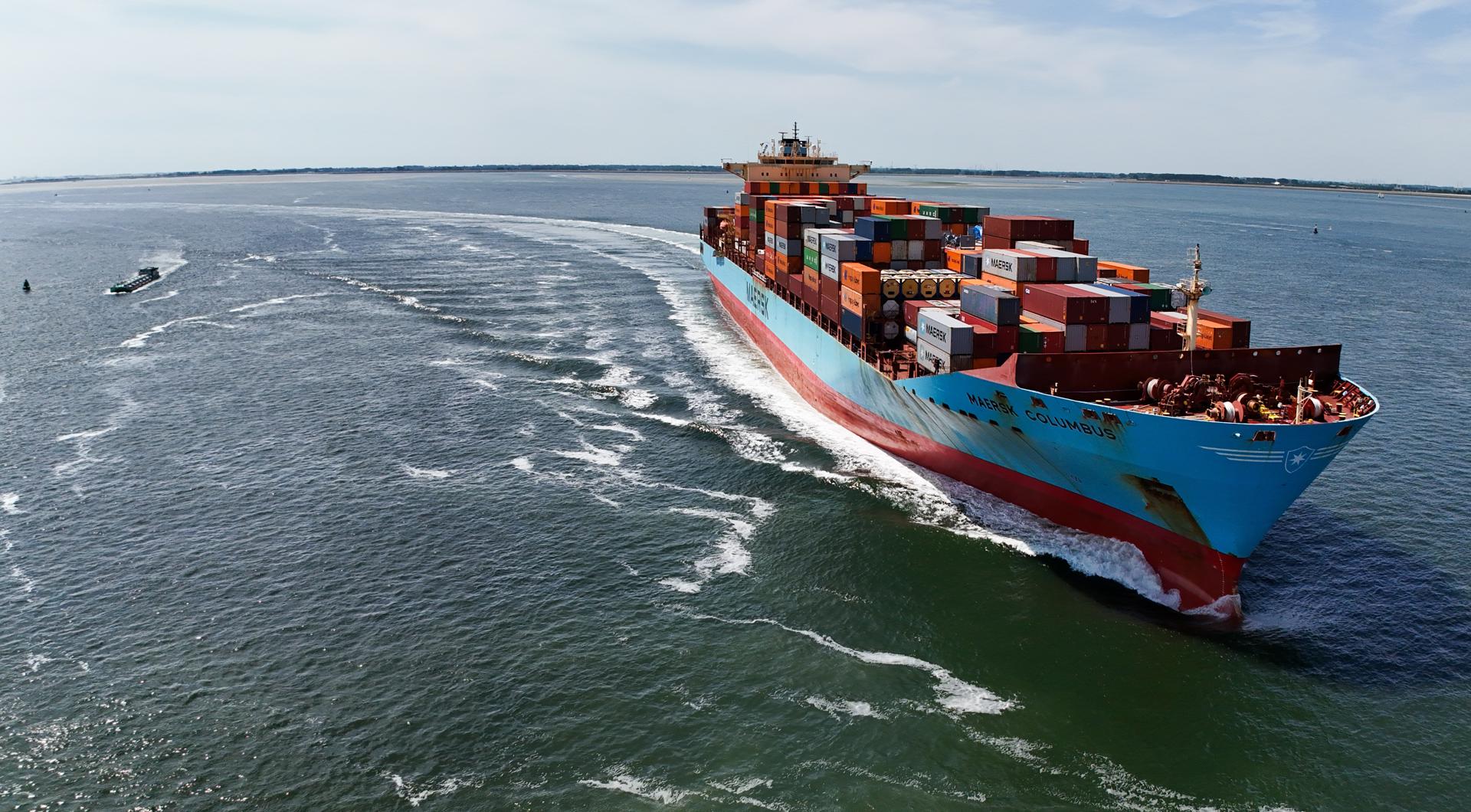 FOTODELDÍA HANSWEERT (Países Bajos), 20/06/2025.- Una foto tomada con un dron muestra el portacontenedores Maersk Columbus llegando al puerto de Amberes, cerca de Hansweert (Países Bajos), desde Norfolk (EE. UU.), el 20 de junio de 2025. Según la Comisión Europea, las exportaciones de la UE aumentaron un 8,6 %, mientras que las importaciones lo hicieron un 4,1 % en el primer trimestre de 2025, impulsadas por la aceleración del comercio con Estados Unidos ante la amenaza de una guerra comercial. La UE y EE. UU. mantienen conversaciones comerciales antes de la fecha límite arancelaria de julio establecida por el presidente estadounidense Trump. EFE/EPA/OLIVIER HOSLET