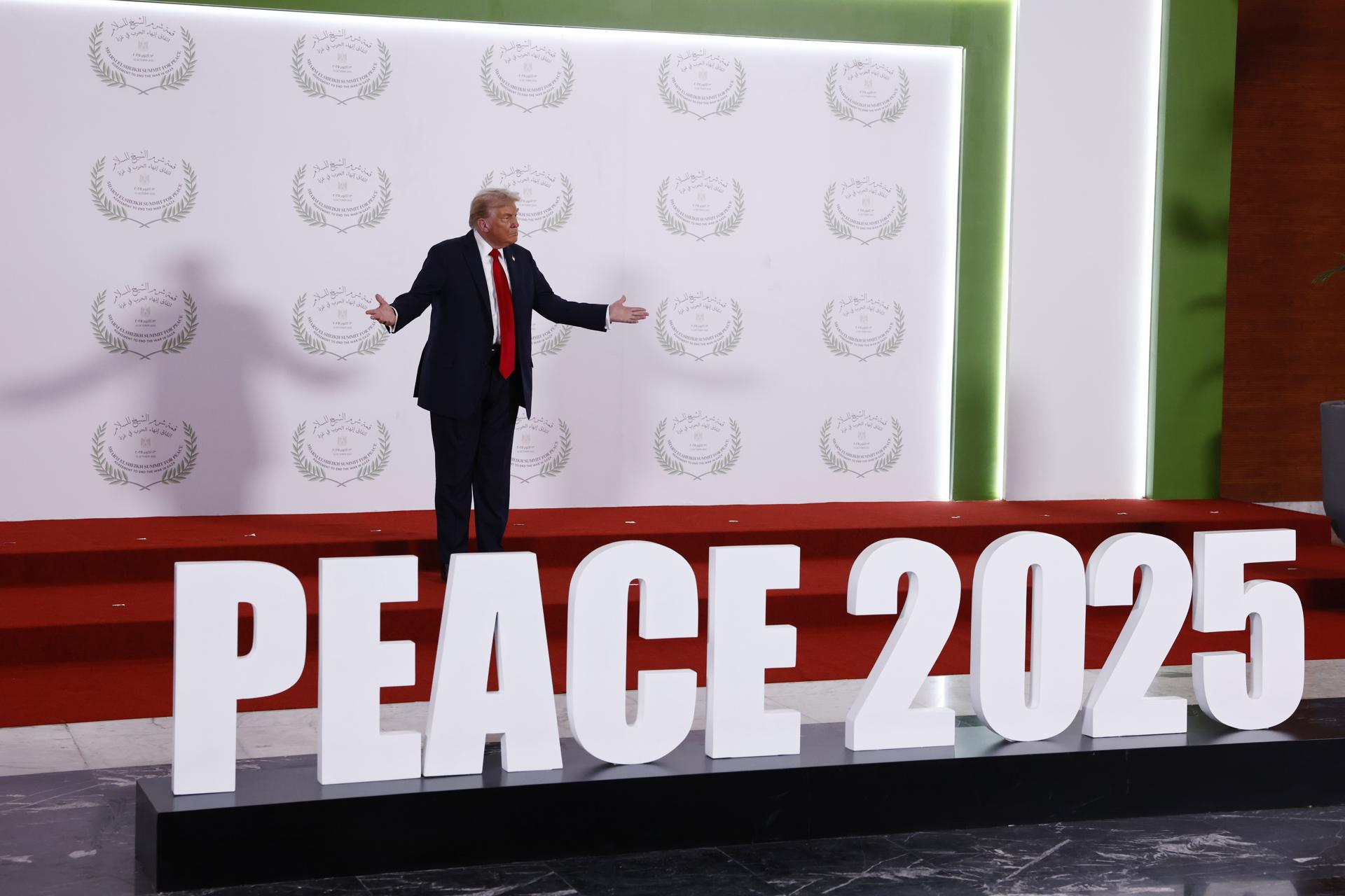 SHARM EL SHEIKH (Egypt), 13/10/2025.- US President Donald Trump stands during the greetings ceremony before the family picture at the Gaza Peace Summit in Sharm El-Sheikh, Egypt, 13 October 2025. US President Donald Trump alongside Egypt's President Abdel Fattah al-Sisi with leaders from more than 20 countries attend the summit in Sharm El-Sheikh. The first phase of Gaza peace plan between Israel and Hamas involves the release of Israeli hostages and Palestinian prisoners, the partial withdrawal of Israeli forces, and the delivery of humanitarian aid to Gaza. (Egipto) EFE/EPA/YOAN VALAT / POOL