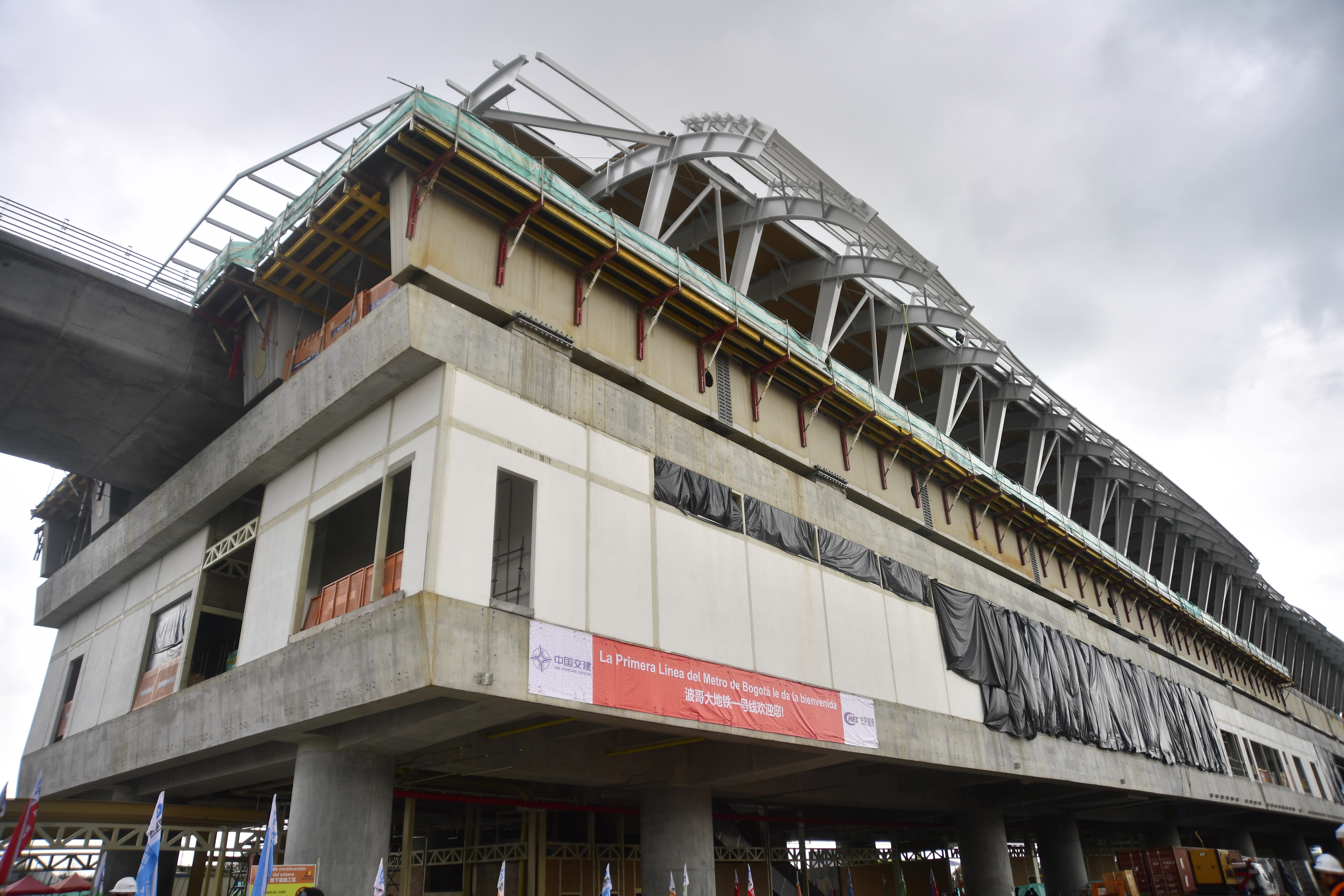 Primeros recorridos autónomos y energizados de los trenes de la Línea 1 del Metro de Bogotá sobre el viaducto entre la estación uno (Gibraltar) y a estación dos al sur de la ciudad. El recorrido contó con pasajeros invitados y asistentes que observaban el movimiento de los vagones sobre los rieles.