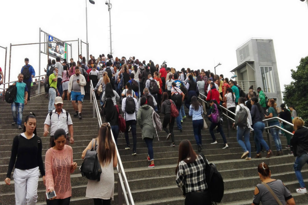 Pico y placa ambiental generó grandes congestiones en el metro de Medellín
