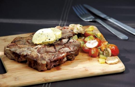 T-bone steak con mantequilla compuesta de estragón, pimientas y naranja