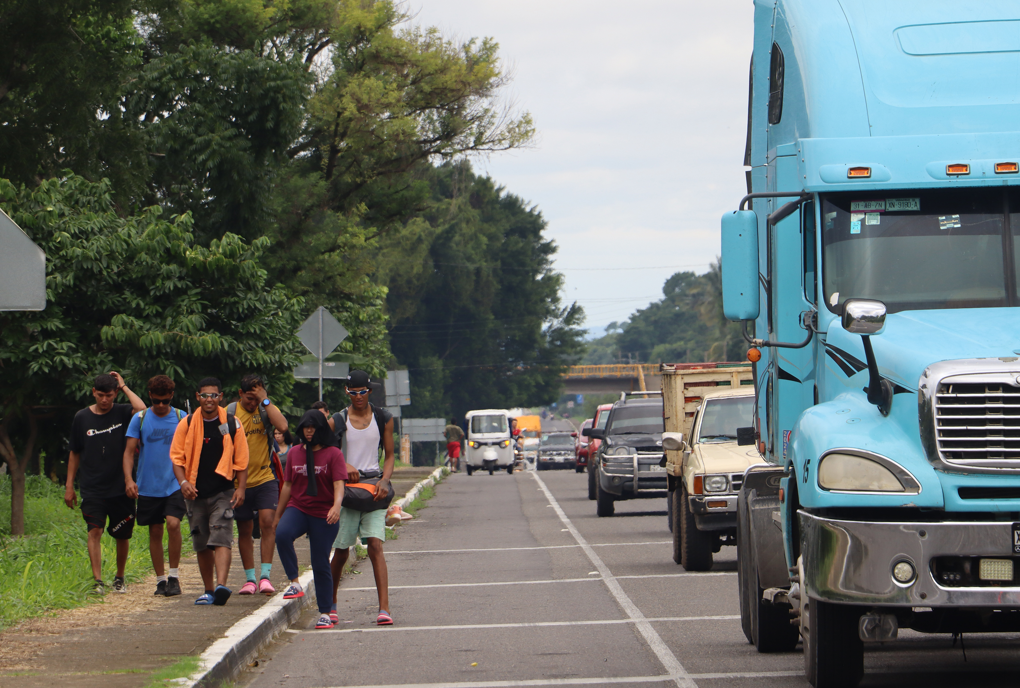 MEX1620. TAPACHULA (MÉXICO), 20/06/2024.- Migrantes caminan en las principales carreteras en la ciudad de Tapachula, estado de Chiapas (México). Activistas y migrantes varados en la frontera sur de México, el tercer país con más solicitantes de asilo del mundo, denunciaron que el Gobierno de Andrés Manuel López Obrador (2018-2024) ha sido "un sexenio de la muerte" a propósito del Día Mundial del Refugiado que se conmemora este jueves. EFE/Juan Manuel Blanco