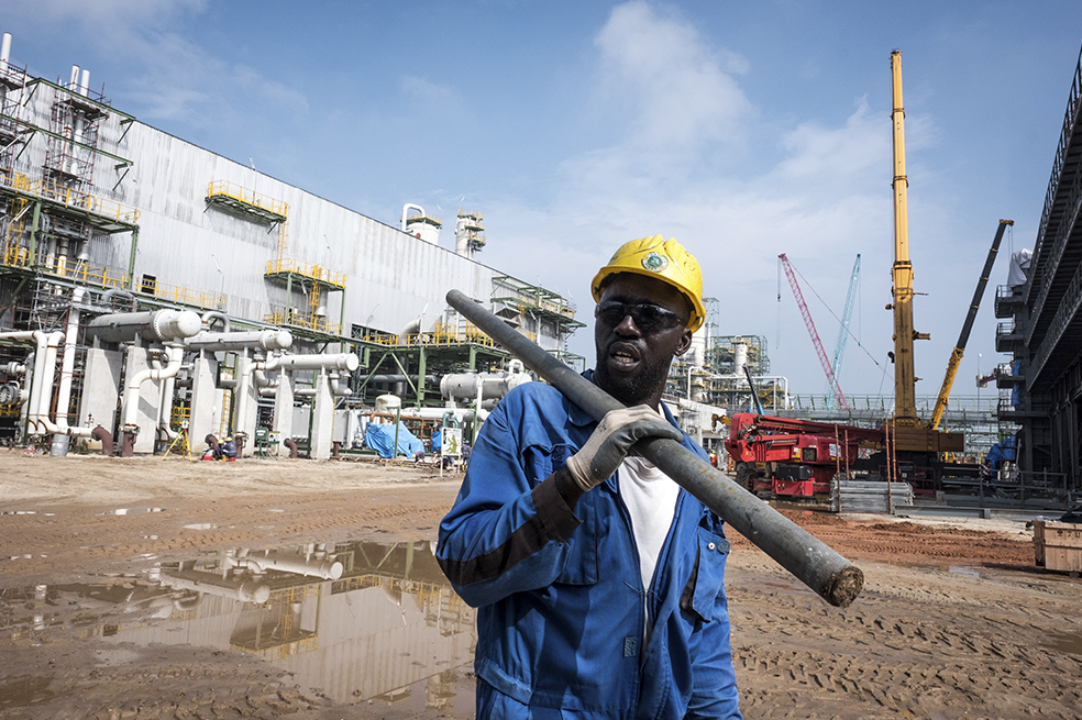 El petróleo baja mientras los temores ligados a la producción se disipan