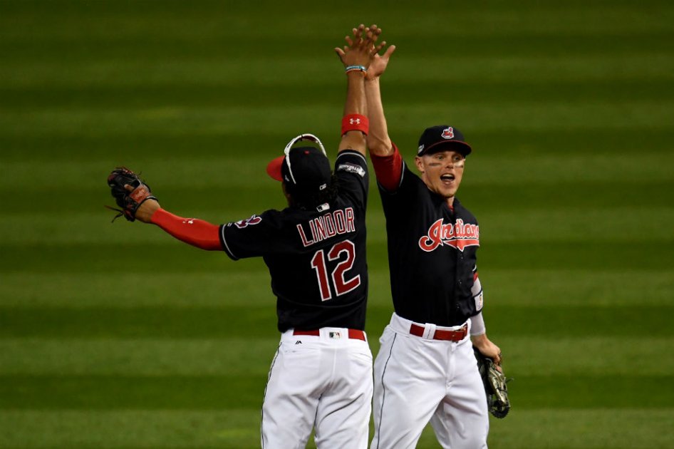 Francisco Lindor y Brando Guyer festejan la segunda victoria de los Indios. Foto: AFP 