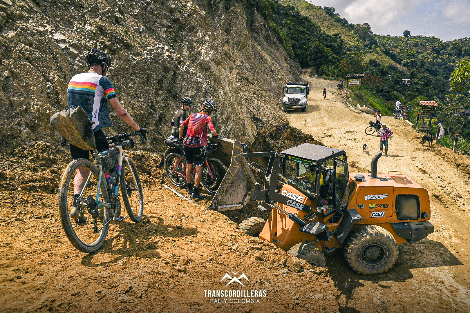 "This is Colombia, my friend". Montados en la gran boca de una retroexcavadora, con bicicleta y todo, debieron pasar los ciclistas un derrumbe en la etapa 6. /Cortesía de Transcordilleras