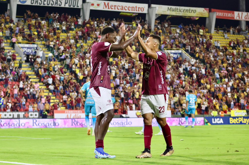 Brayan Gil (izq.) celebra su anotación junto a Alex Castro en el partido entre Deportes Tolima y Jaguares de Córdoba.