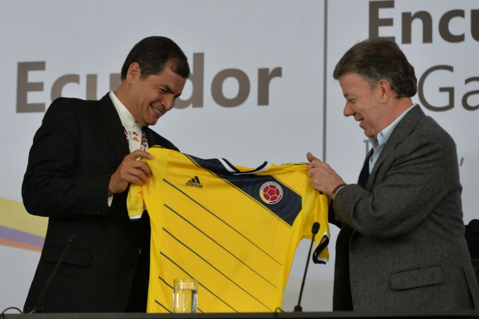 Este lunes, en Ipiales, Nariño, el Presidente Juan Manuel Santos entregó al Presidente de Ecuador, Rafael Correa, la nueva camiseta de la Selección Colombia y le deseo suerte en el Mundial de Brasil 2014.