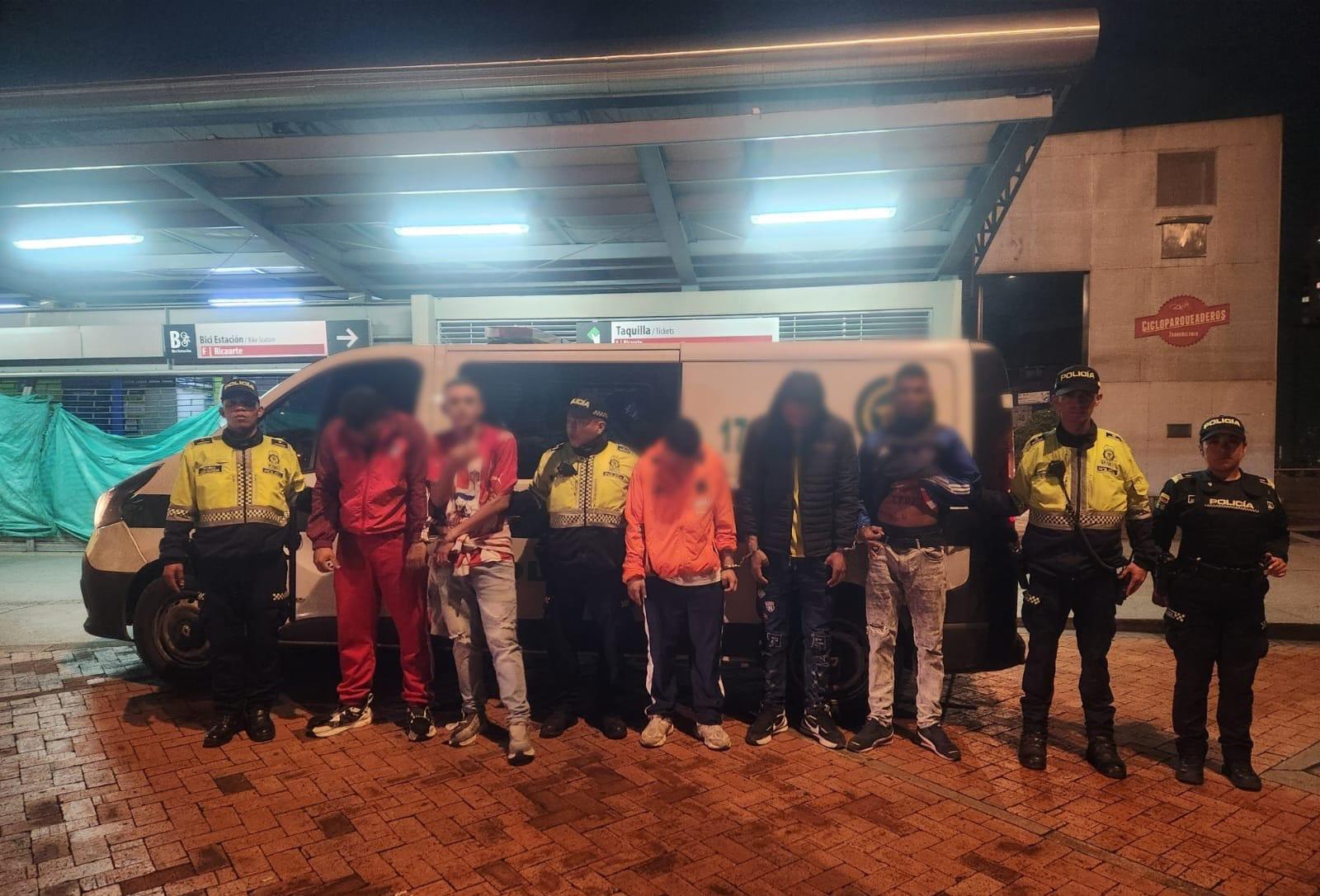 Capturan en Ricaurte a cinco barristas que hurtaban a pasajeros de Transmilenio
