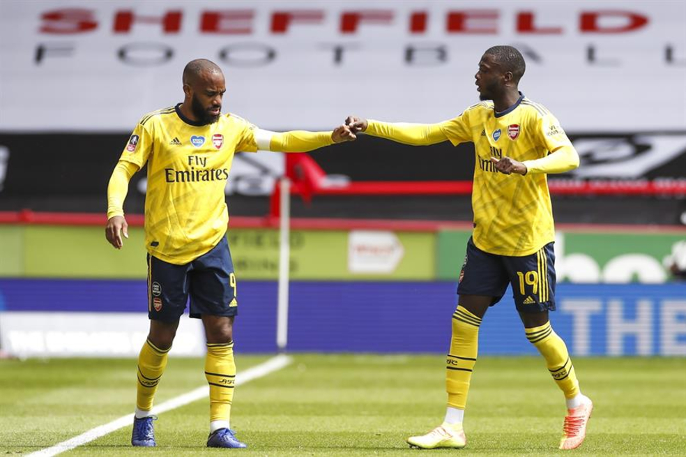 Alexandre Lacazette y Nicolas Pepe celebrando uno de los goles de la victoria del Arsenal contra el Sheffield United por 2-1 en la FA CUP.