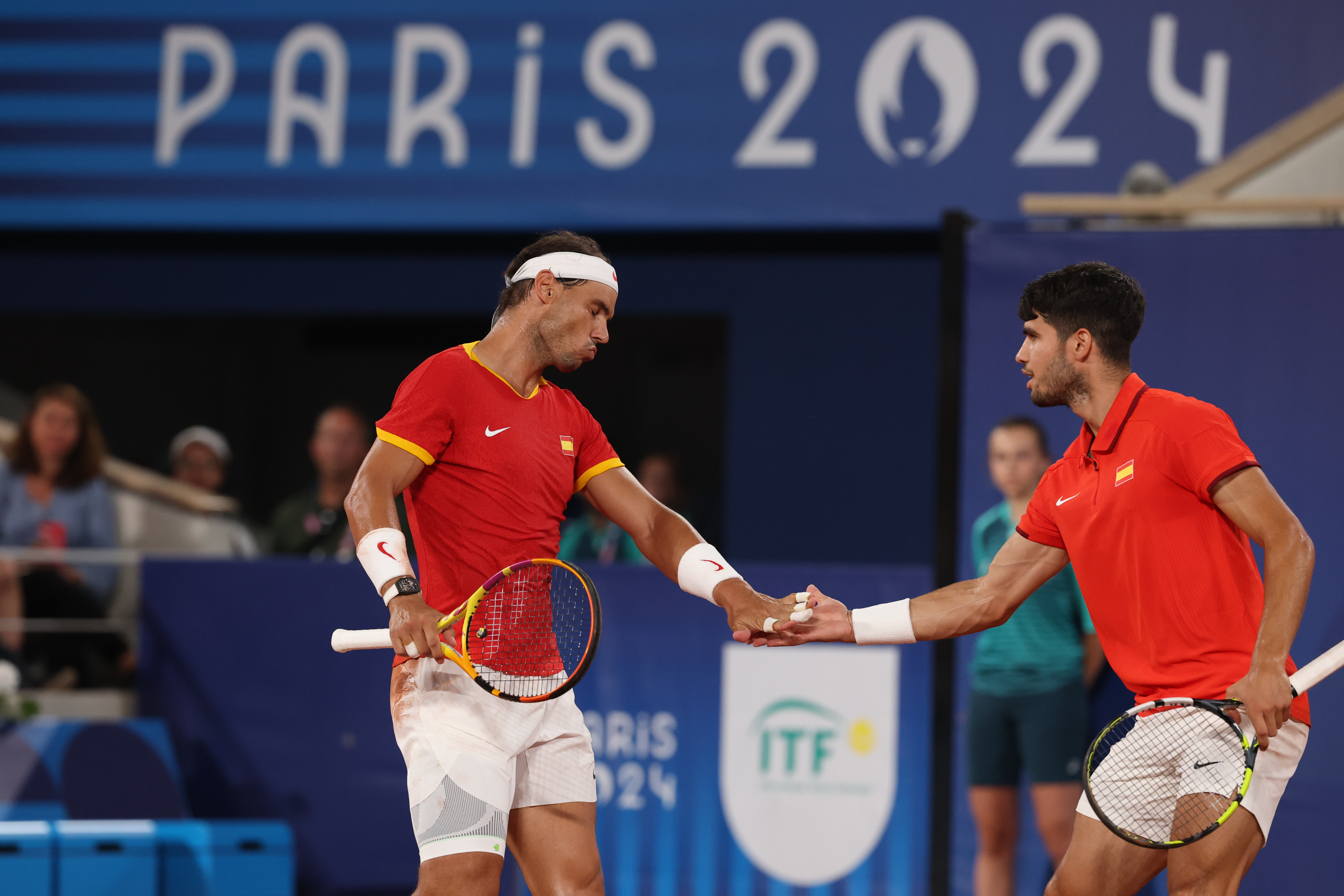 PARÍS, 31/07/2024.- Los tenistas españoles Rafa Nadal (i) y Carlos Alcaraz ante los estadounidenses Austin Krajicek y Rajee Ram en los cuartos de final de dobles masculinos de tenis de los Juegos Olímpicos de París 2024, en el complejo de tenis Roland Garros de París. EFE/ Juanjo Martín