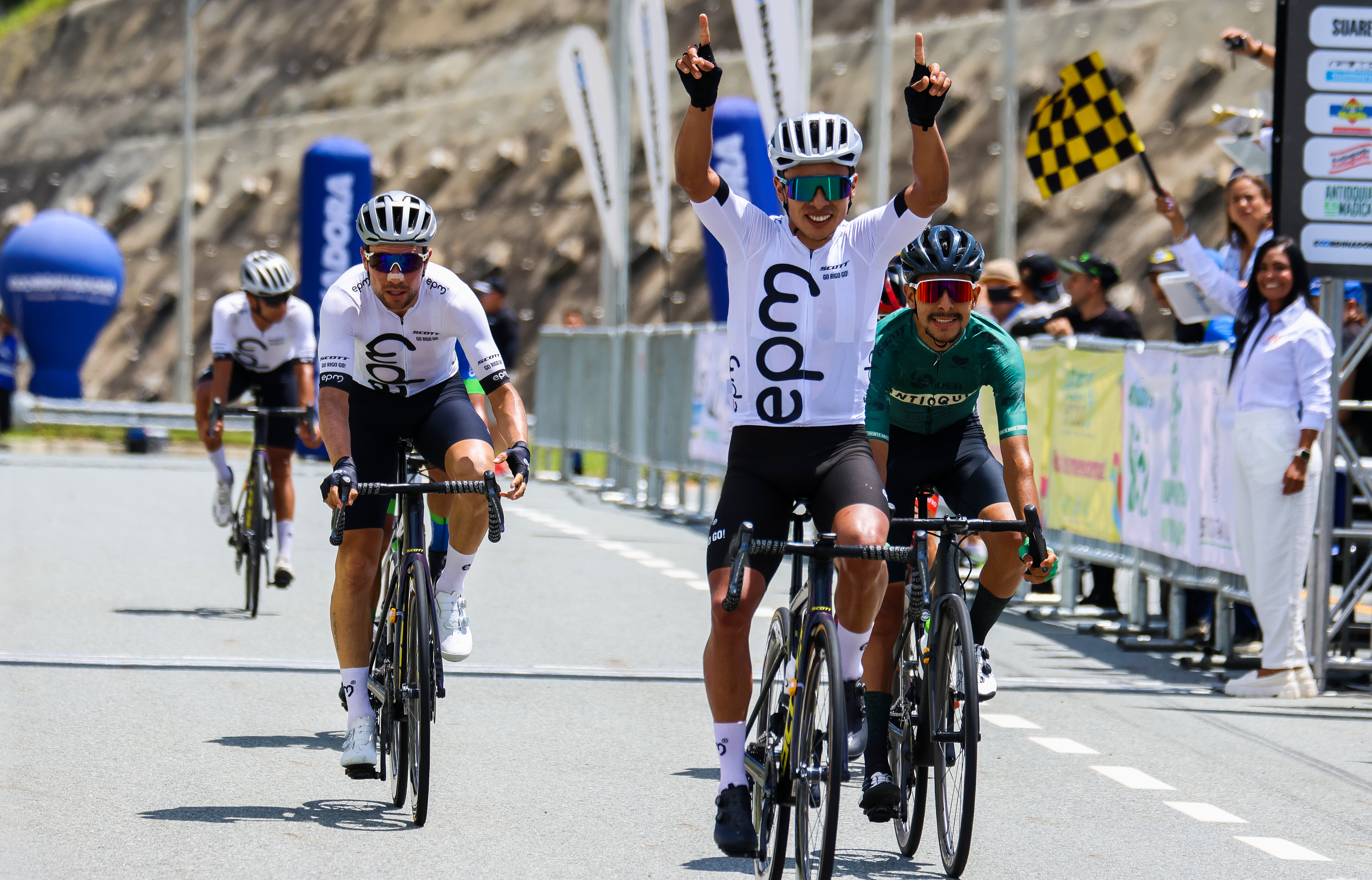 Diego Ochoa ganó la primera etapa y es líder de la Vuelta a Antioquia 2023