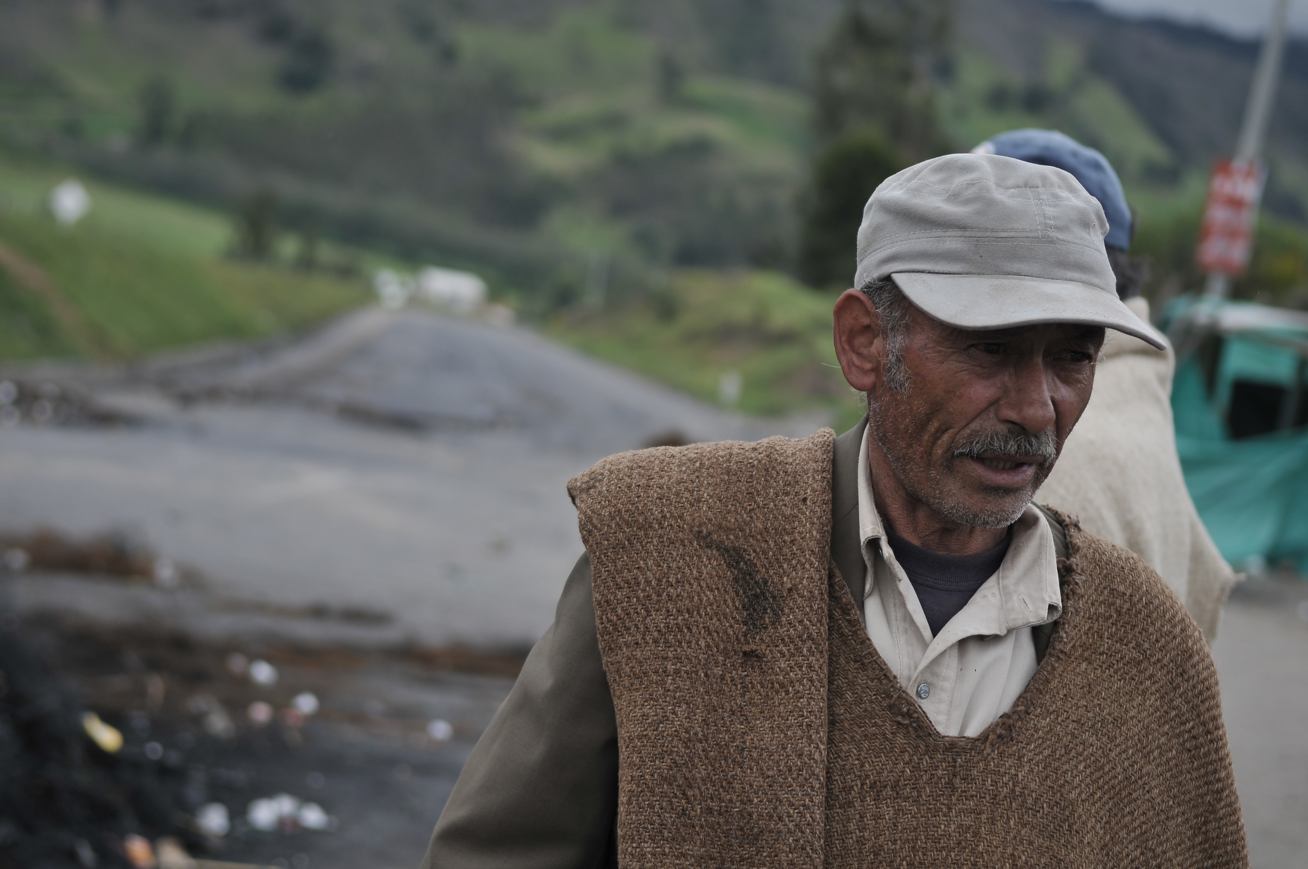 Campesinos mantienen bloqueada la vía que conecta a Bucaramanga con San Gil