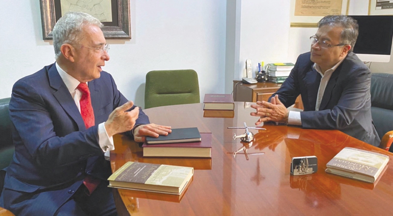“Le habría llevado los recibos”: Uribe le dice a Petro que sí paga impuesto predial
