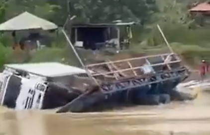 Camión cayó al río San Juan tras el hundimiento de un planchón en Urabá