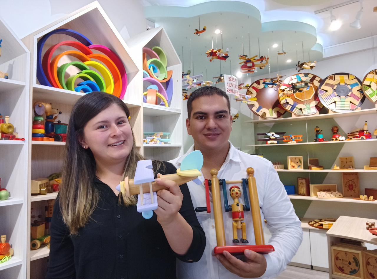 La pareja que diseña y comercializa juegos y juguetes de madera en Quindío