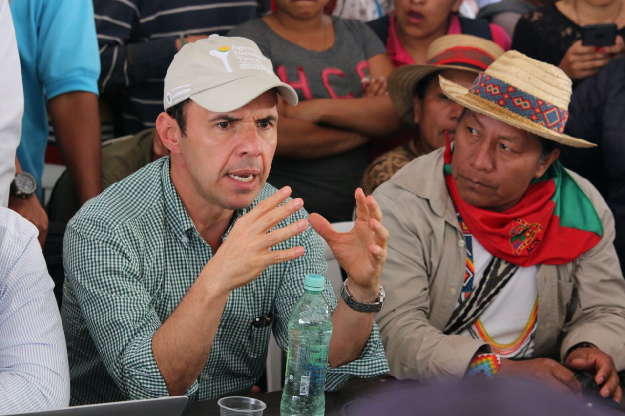 Guillermo Rivera (izquierda), ministro del Interior, se sumó al equipo del Gobierno que negocia con las comunidades indígenas del país. / Cortesía MIninterior