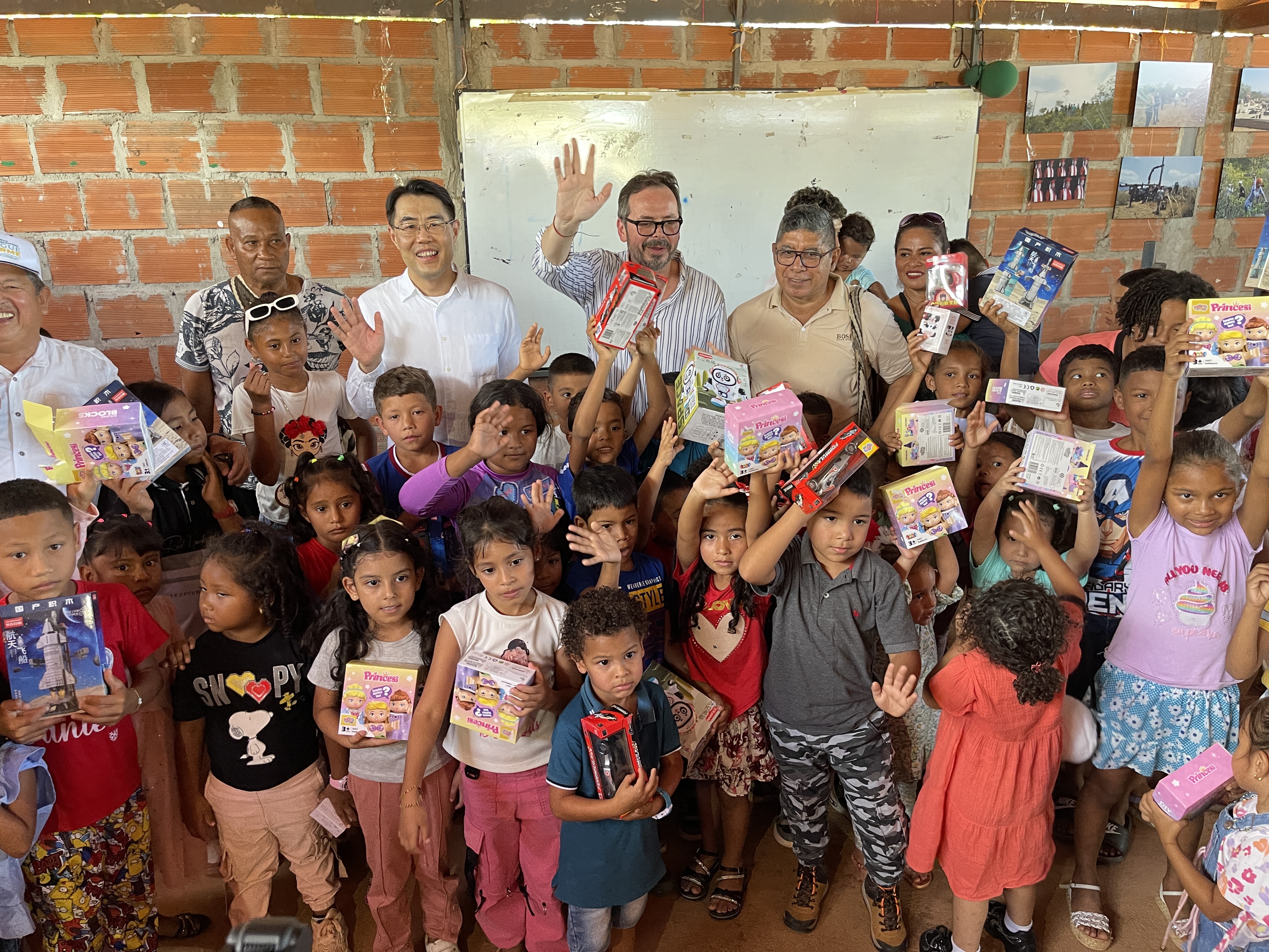 Los niños del ETCR recibieron regalos de Navidad durante la visita de este martes.