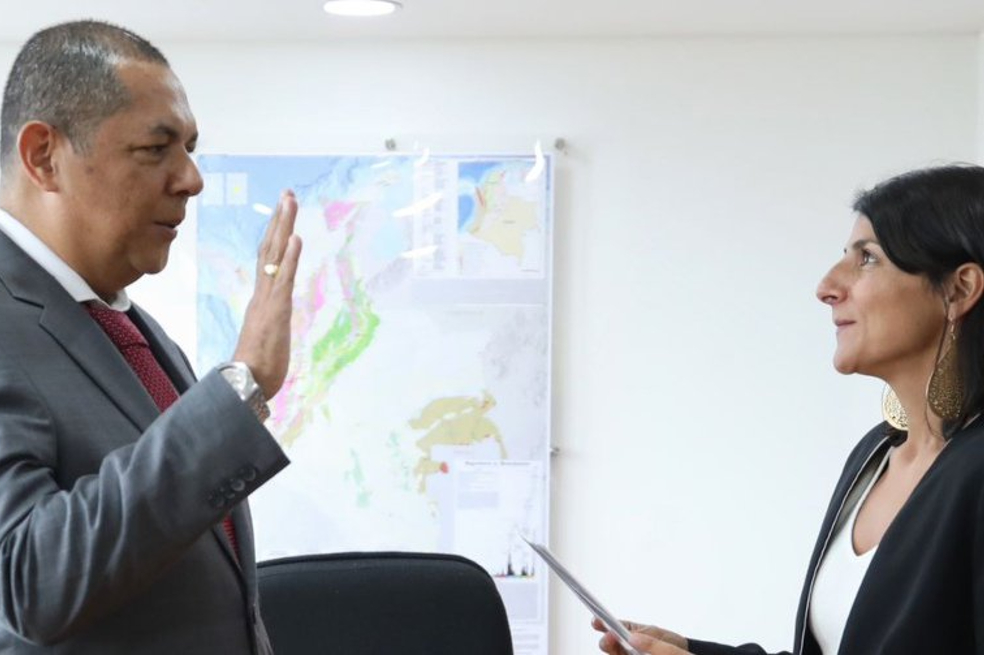 Imagen de la posesión del ahora ex viceministro de minas, Giovanny Franco Sepúlveda.