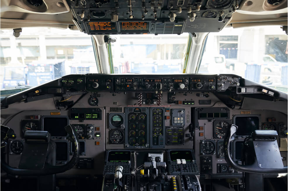 Quienes apunten con luz láser a aviones se enfrentan a sanciones: Aeronáutica Civil