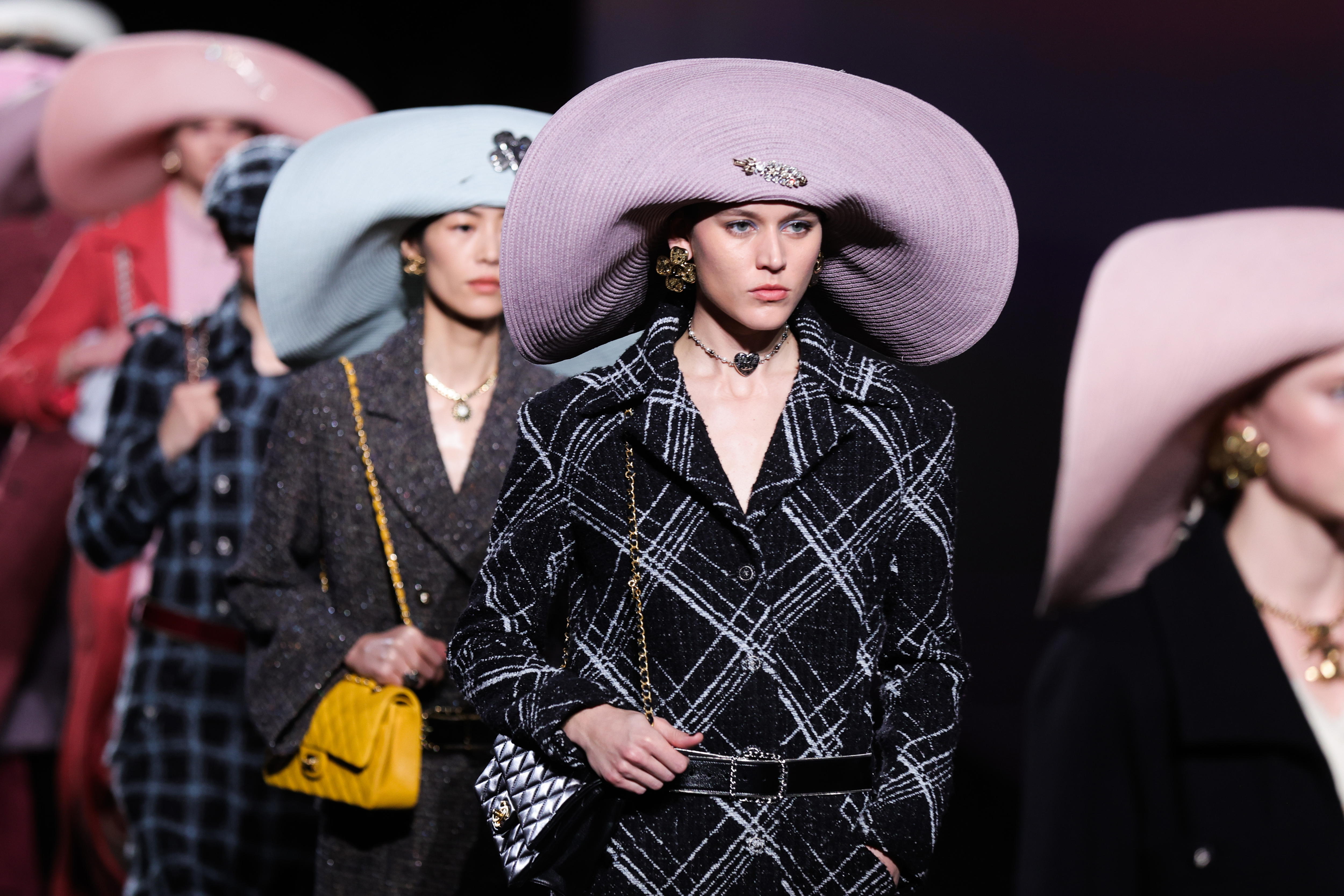 Paris (France), 05/03/2024.- Models present creations from the Fall/Winter 2024/2025 Womenswear Collection by Chanel during the Paris Fashion Week, in Paris, France, 05 March 2024. The presentation of the Women's collections runs from 25 February to 5 March 2024. (Moda, Francia) EFE/EPA/TERESA SUAREZ