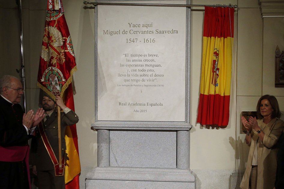 Restos de Cervantes descansan en nuevo monumento en las Trinitarias