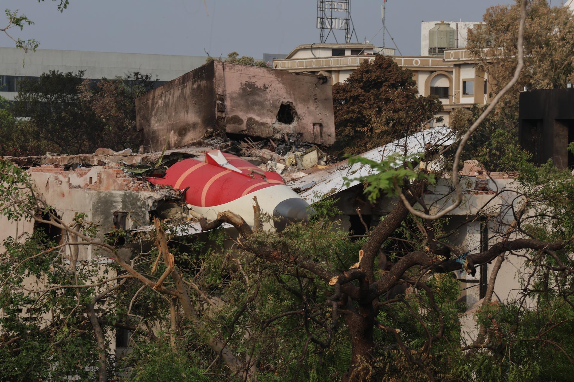 AHMEDABAD (India), 14/06/2025.- A view of the debris of the Air India airplane crash on a residential building near Sardar Vallabhbhai Patel International Airport in Ahmedabad, Gujarat, western India, 14 June 2025. Air India flight AI171, bound for London carrying 242 passengers and crew members on board a Boeing 787-8 aircraft, crashed minutes after take-off in the Meghaninagar area of Ahmedabad on 12 June. (Londres) EFE/EPA/RAJAT GUPTA 88168

