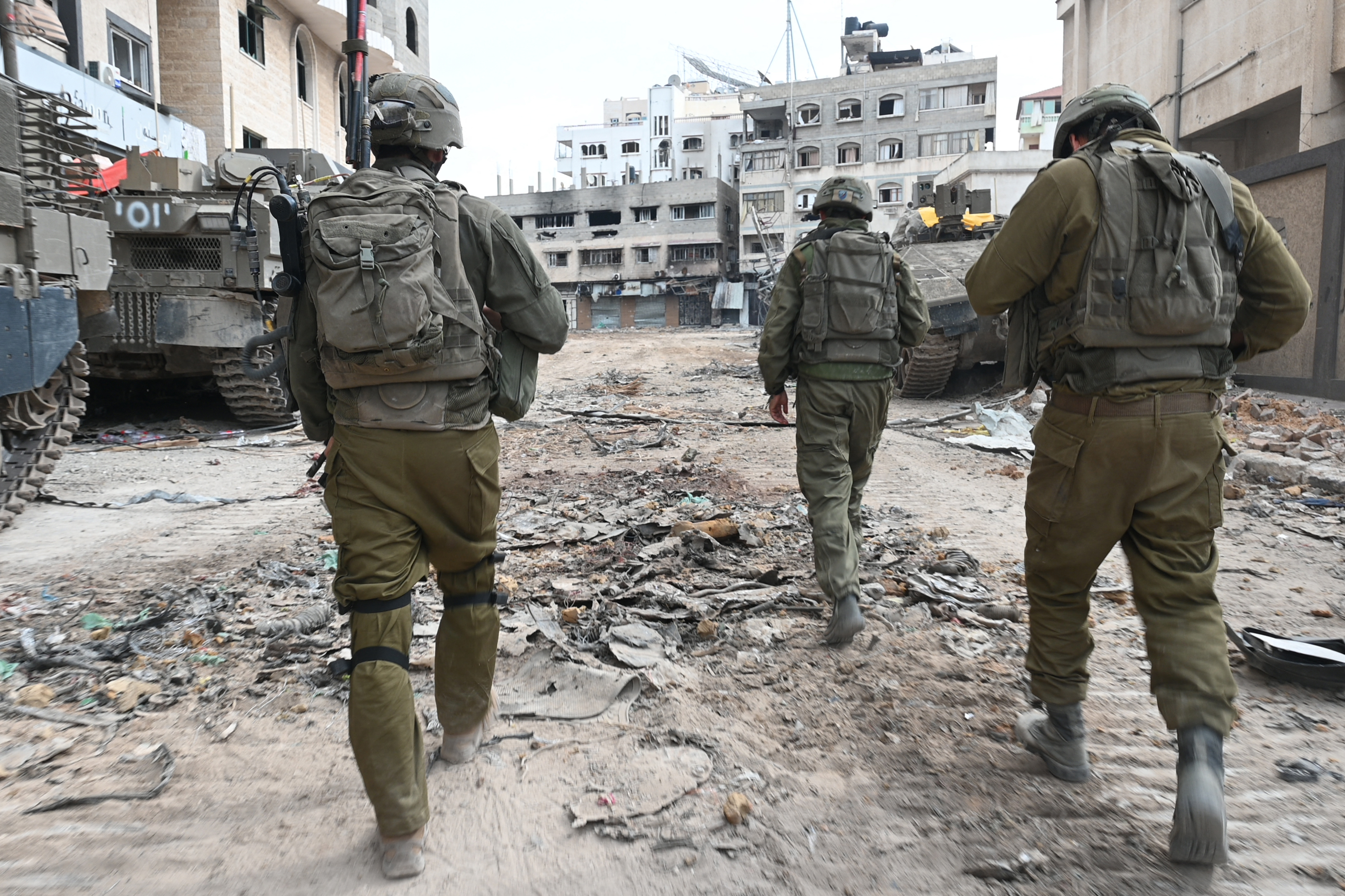 --FOTO TOMADA DURANTE UN RECORRIDO CONTROLADO Y POSTERIORMENTE EDITADA BAJO LA SUPERVISIÓN DEL MILITAR ISRAELÍ-- Tropas israelíes patrullan a lo largo de una calle durante una operación militar en el norte de la Franja de Gaza.
