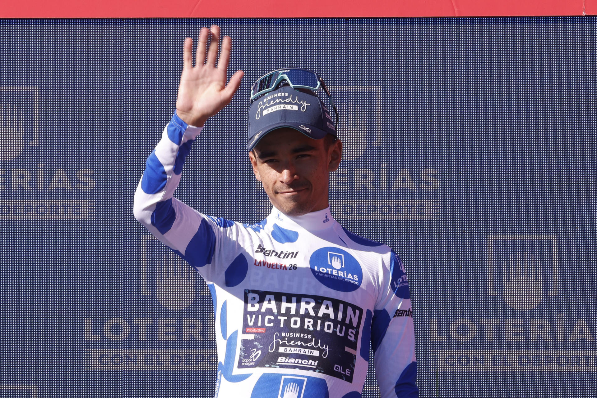 ALTO DE AITANA (ALICANTE), 30/08/2026.- El ciclista colombiano del Bahrain Victorious Santiago Buitrago en el podio con el maillot de líder de la clasificación de la montaña tras la novena etapa de La Vuelta a España, este domingo. La etapa de 187.4 km discurre entre Villajoyosa y Alto de Aitana. EFE/Javier Lizón
