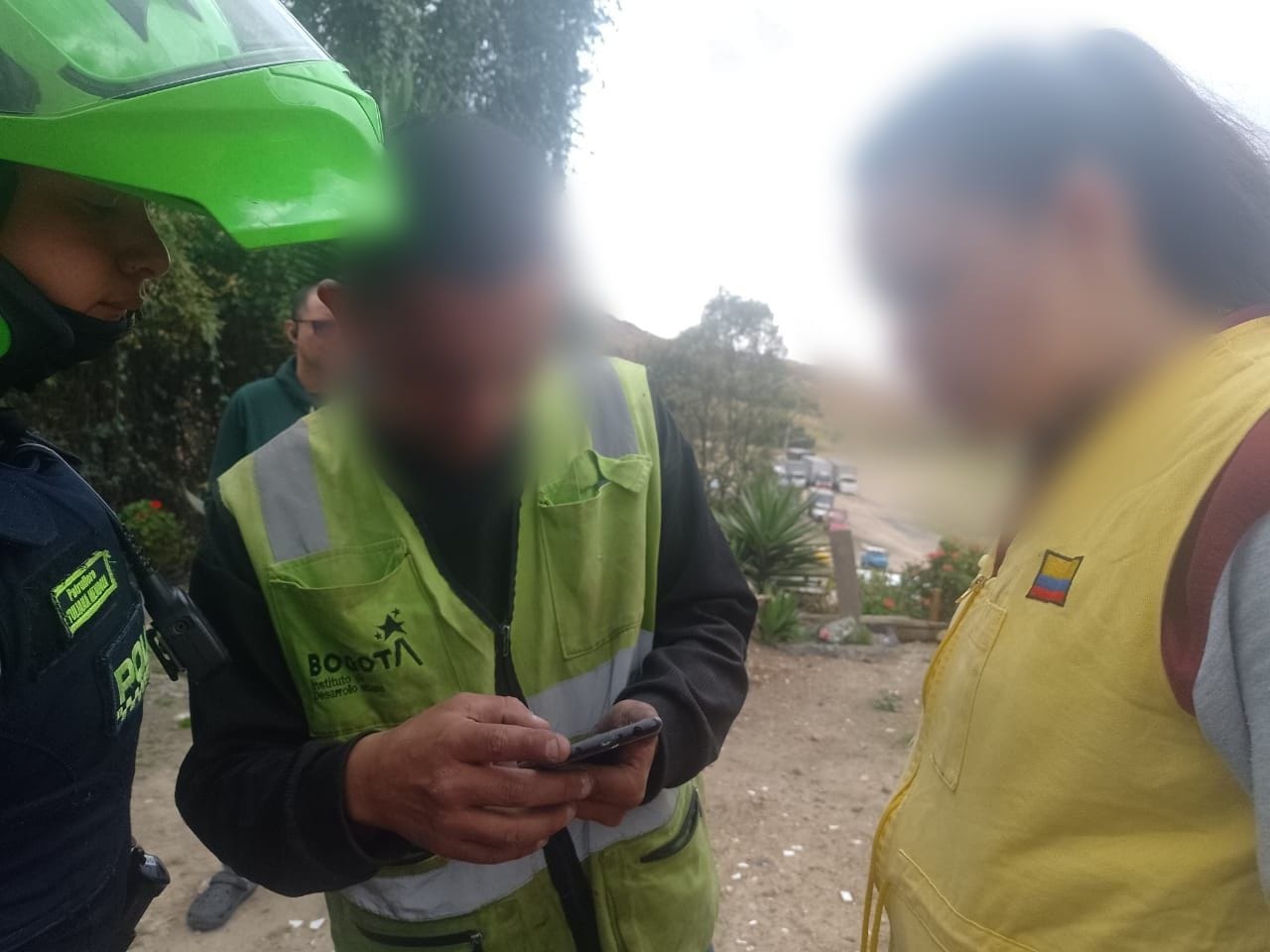 Vestidos de contratistas, sujetos intentaron robarse separadores viales en Bogotá