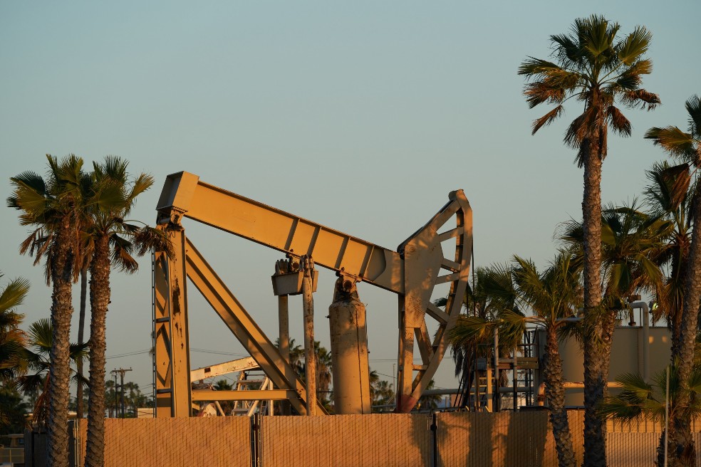 El petróleo cae a medida que el dólar fuerte deja a los comerciantes ‘cautelosos’
